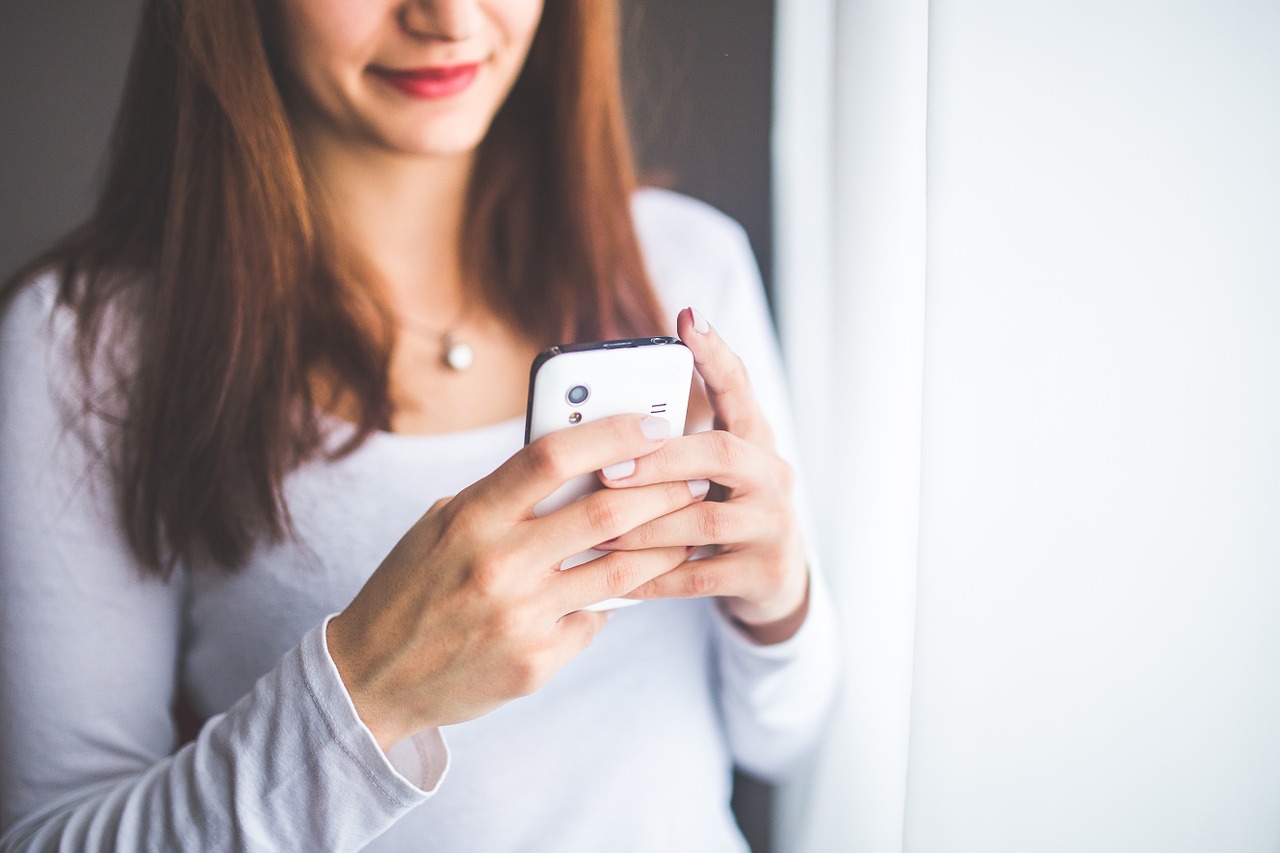 Mujer con celular