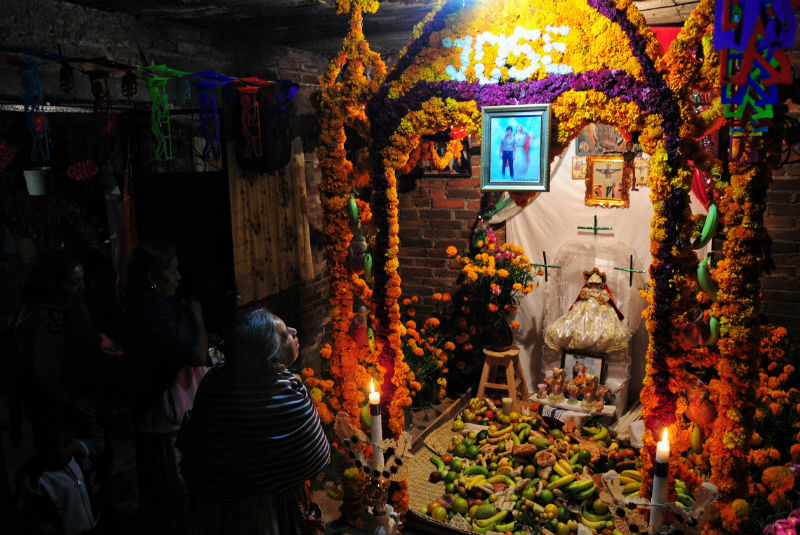 Aquí te contamos cuales son los elementos imprescindibles que no deben de faltar en una Ofrenda o Altar de Día de Muertos