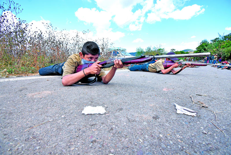 niños autodefensas