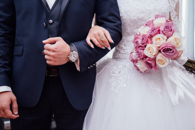 Pareja de Reino Unido dona banquete de bodas a médicos que atienden Covid-19