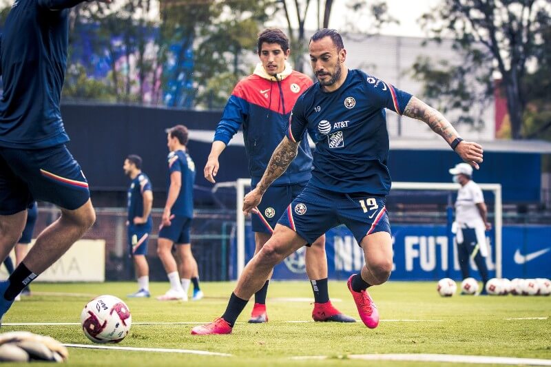 Jugadores del Club América durante el entrenamiento de preparación para el Torneo Guard1anes de la Liga MX