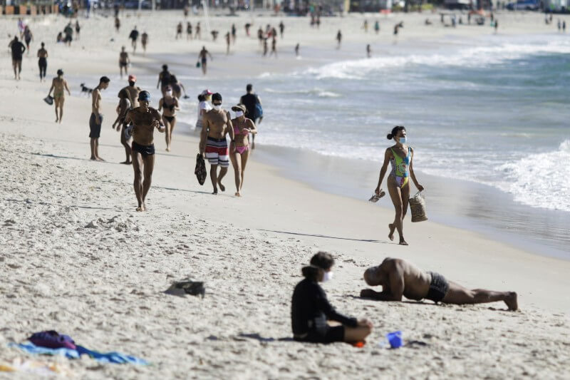 playa de Brasil con turistas