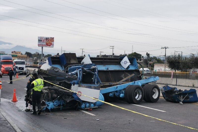 Una pipa de agua volcó en la autopista México-Puebla