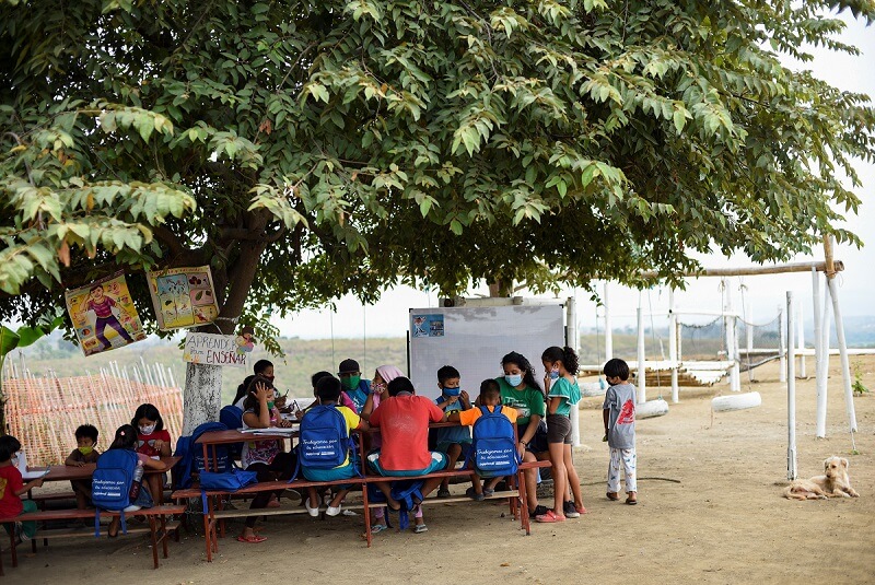 escuela-bajo-un-árbol-ecuador