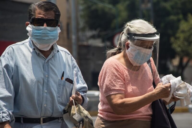 Dos adultos mayores, pensionados del IMSS