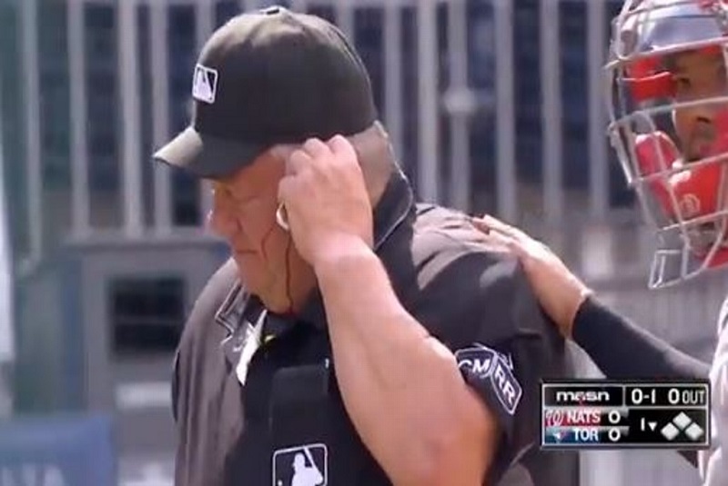 umpire-batazo-en-la-cabeza-juego-mlb