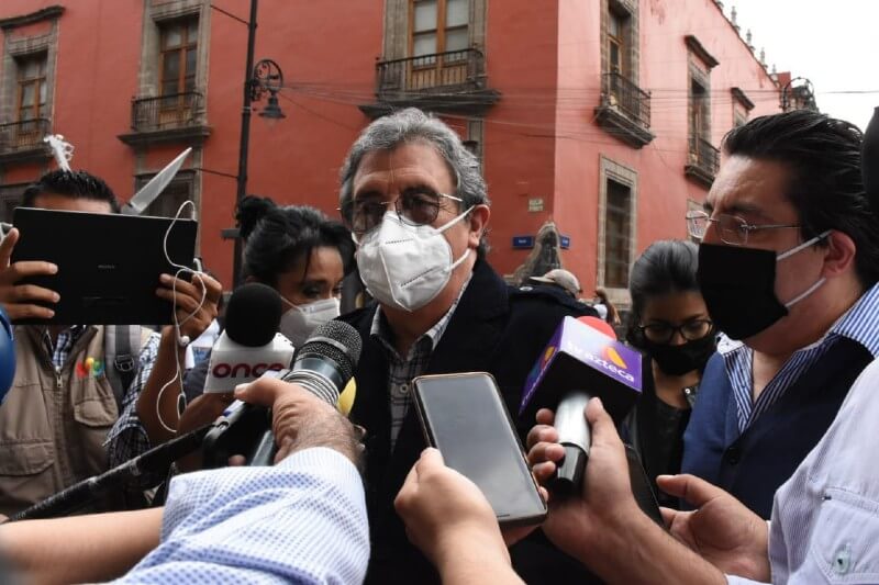 Subsecretario de Educación Media Superior, Juan Pablo Arroyo Ortiz, rodeado por reporteros fuera de Palacio Nacional