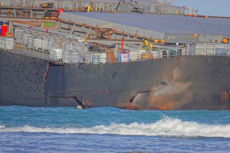 El granelero japonés que encalló en un arrecife en Mauricio el mes pasado