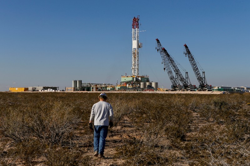 Refinería de petróleo en Texas, huracán Laura se acerca