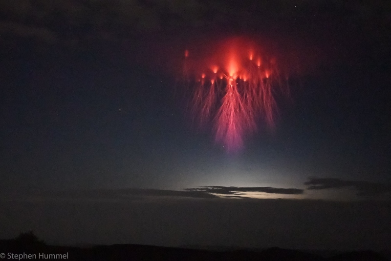 Captan una “medusa roja” en el cielo durante tormenta en Texas