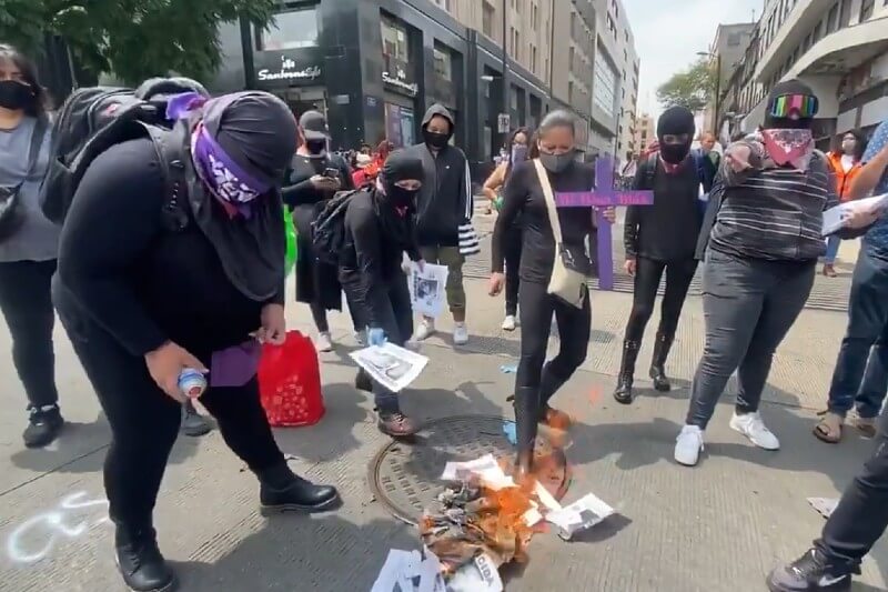 Feministas queman fotos de supuestos violadores, durante la marcha para exigir justicia para Mari Chuy