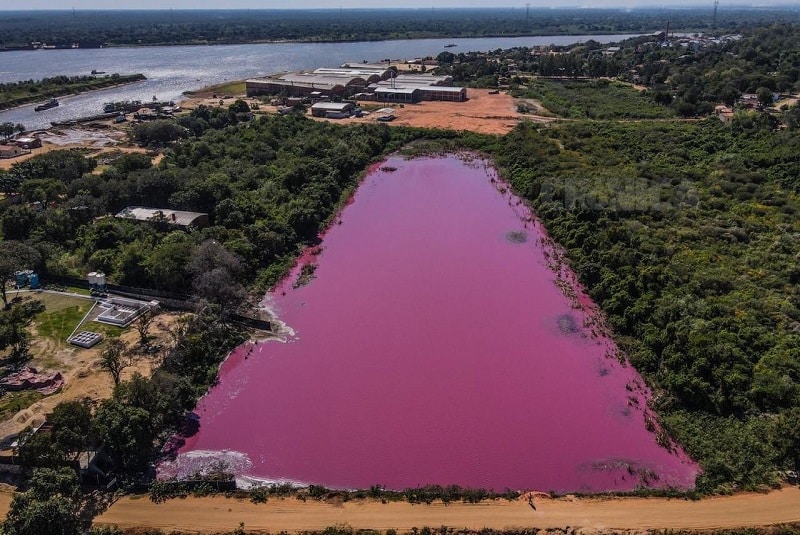 laguna-se-tiñe-de-color-rojo-contaminación