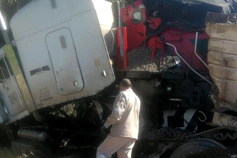 Tren y tráiler chocan en Nextlalpan