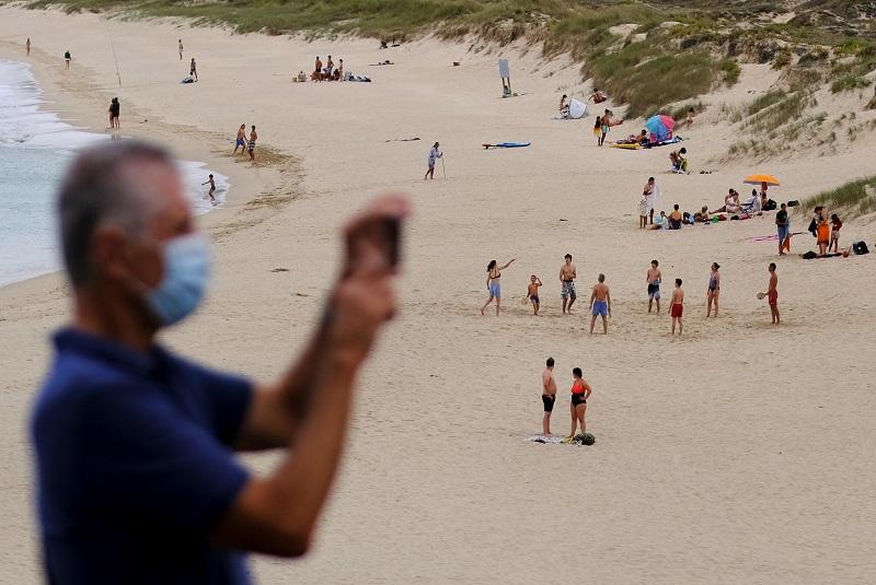 violan-a-mujer-em-playa-de-españa