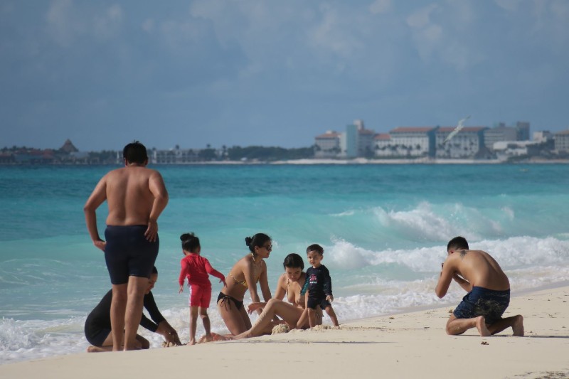 turístas jugando en las playas