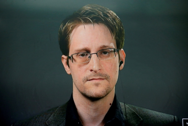 El presidente de Rusia, Vladimir Putin otorgó a Edward Snowden la nacionalidad rusa.