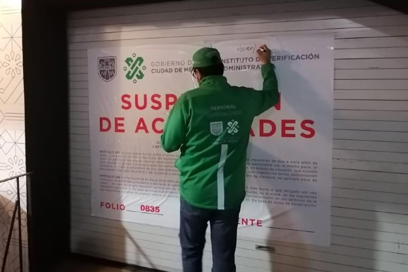 Funcionario coloca parche de suspensión a bares de la CDMX