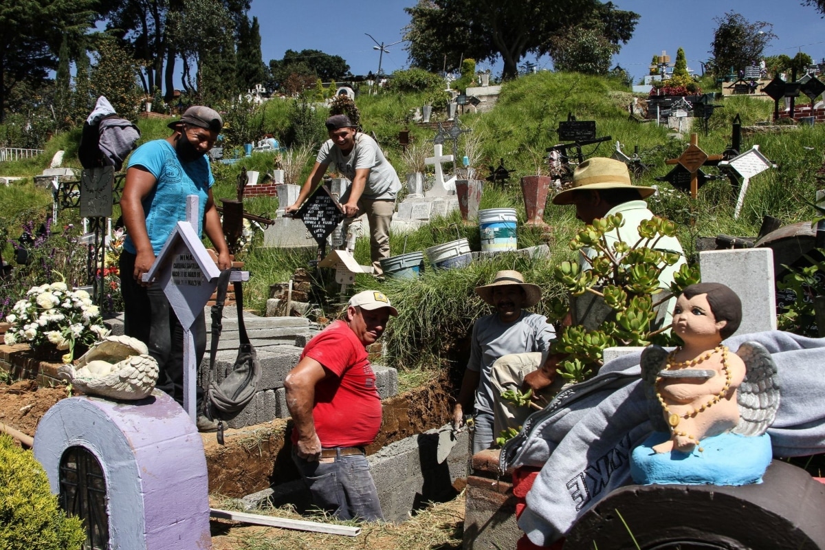 Vecinos golpean a presunto ladrón de tumbas en panteón de la alcaldía Álvaro Obregón