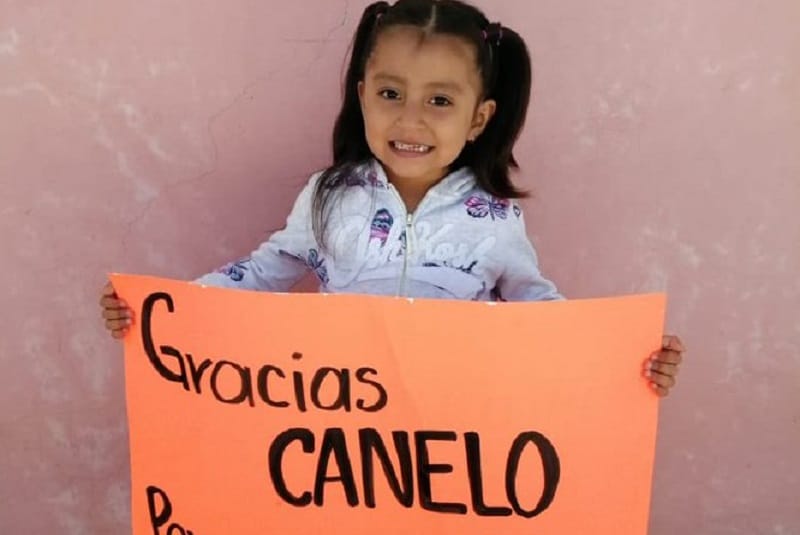 ni{a-agredece-a-canelo-por-donativo