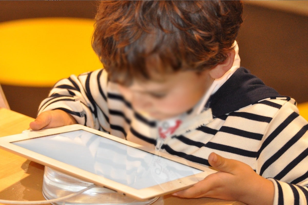 niño con tablet