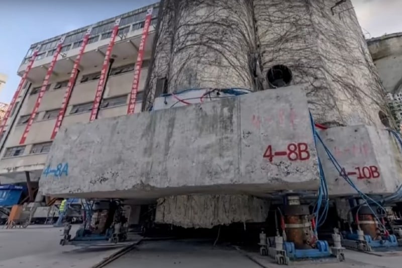 reubican edificio en China