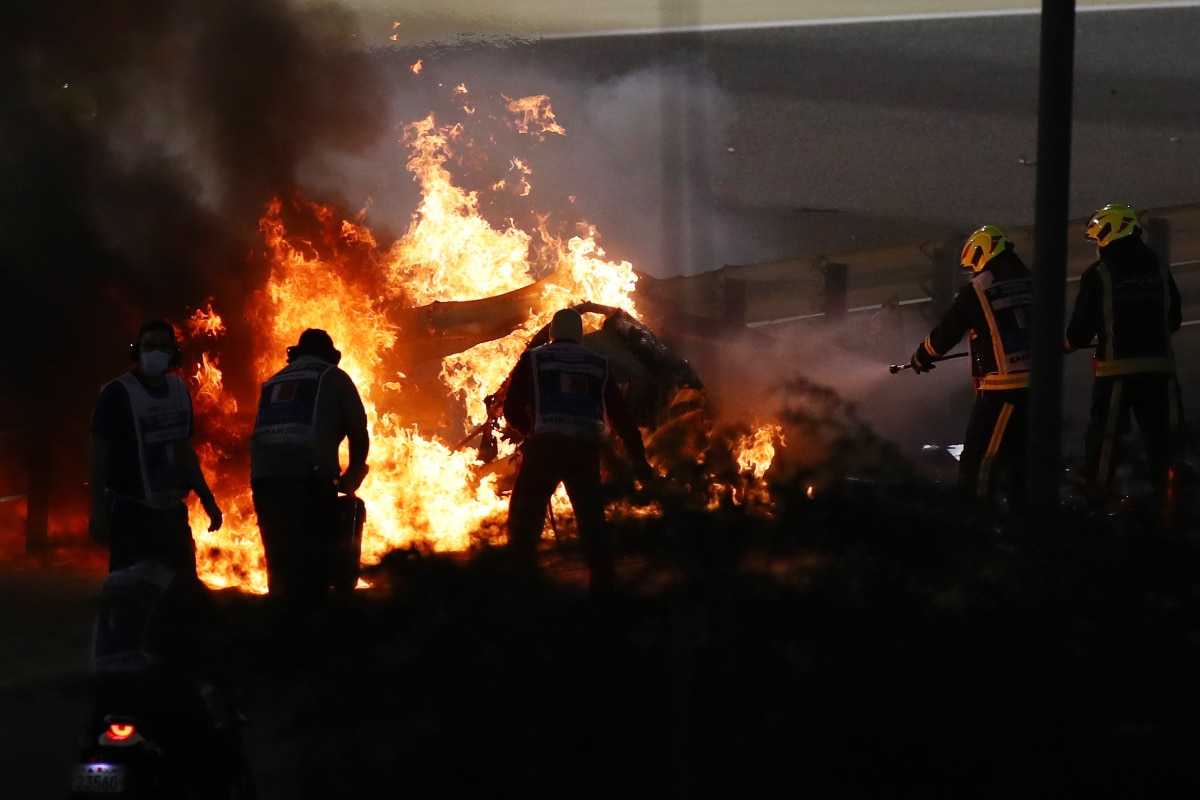 El piloto francés de Fórmula uno, Romain Grosjean tuvo suerte de salir con vida cuando perdió el control de su monoplaza, lo que provocó un incendio luego de estrellarse contra una barrera cuando corría en el Gran Premio de Baréin