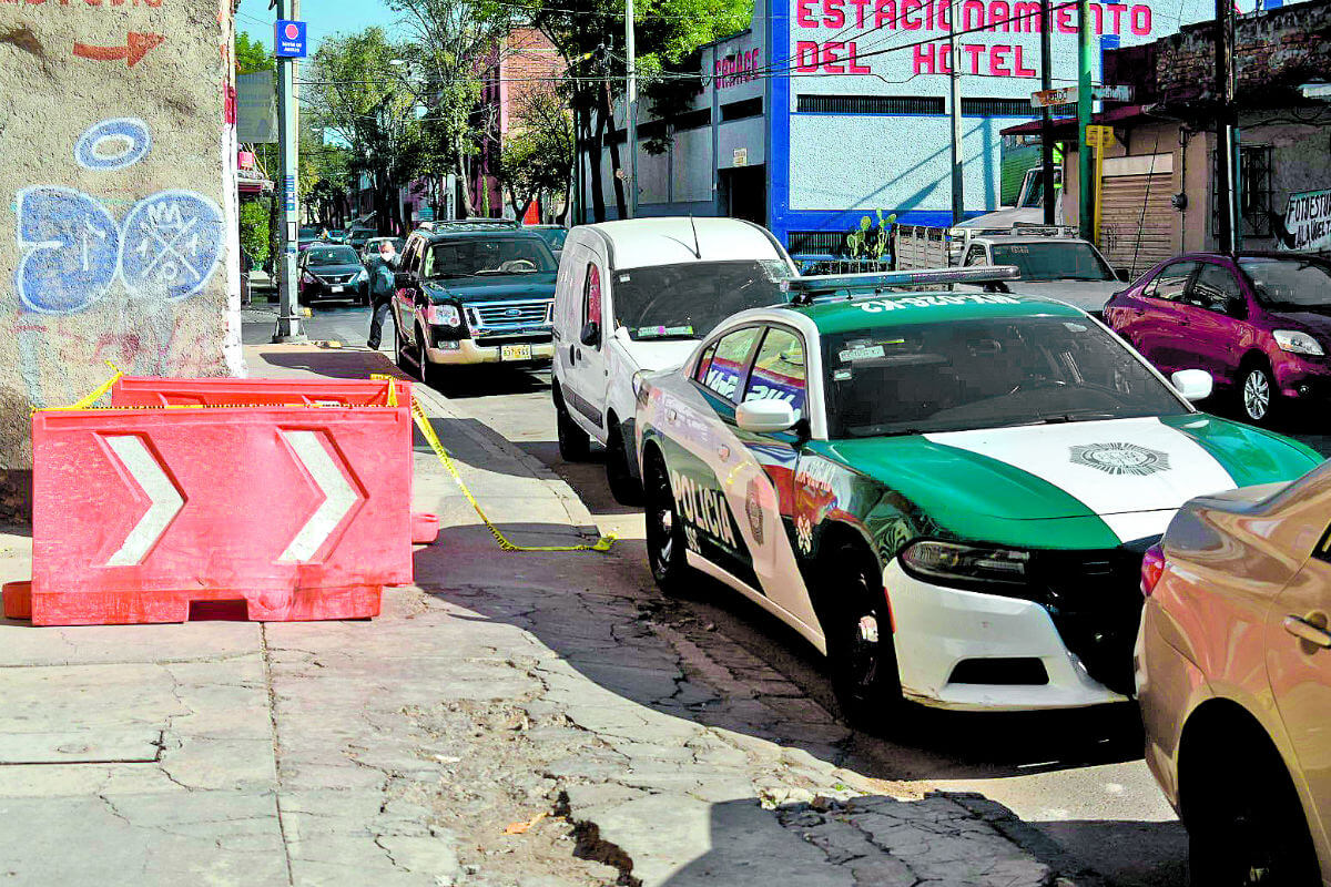 De acuerdo a primeros reportes, los adolescentes detenidos mostraron nerviosismo y dejaron caer la maleta, por lo que fueron descubiertos