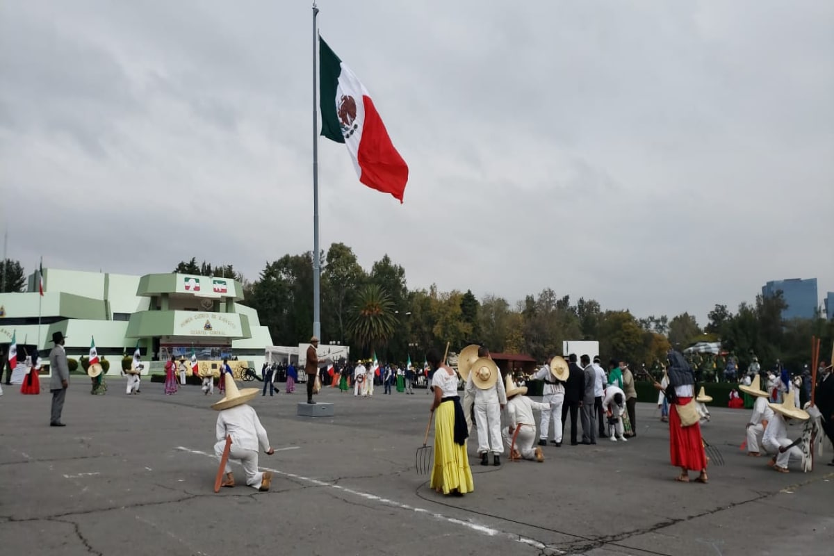 André Georges Foullon Van Lissum, pasó revista a los contingentes que participarán en el marco de la conmemoración del 110 Aniversario del inicio de la Revolución Mexicana