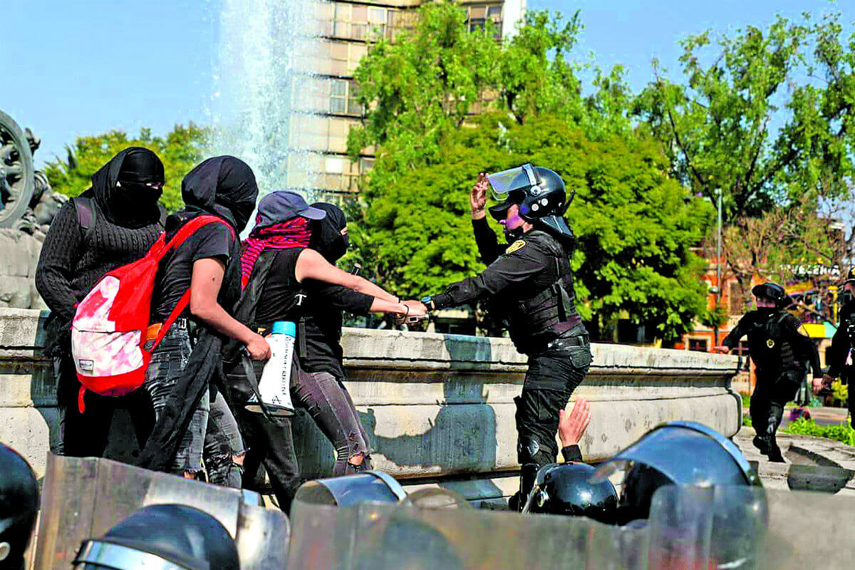 Luego de estos hechos, se dirigieron por la avenida Oaxaca hacia la Glorieta de Cibeles donde realizaron expresiones gráficas