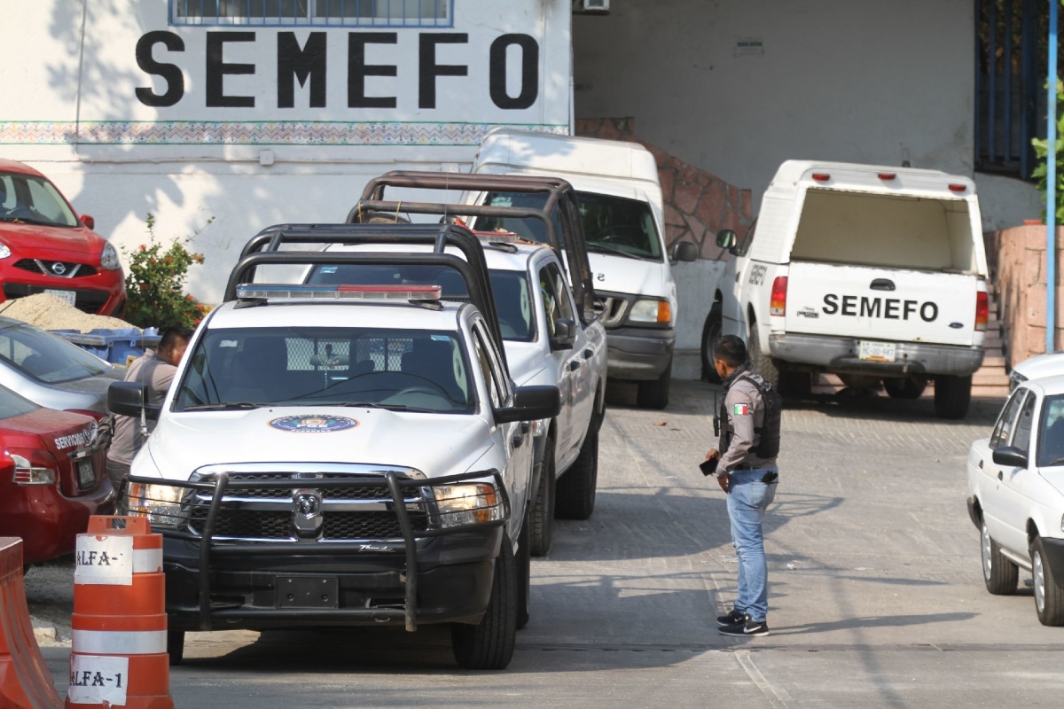 Dos hombres, presuntamente integrantes de la Secretaría de Marina que se encontraban a fuera de una tienda, fueron asesinados