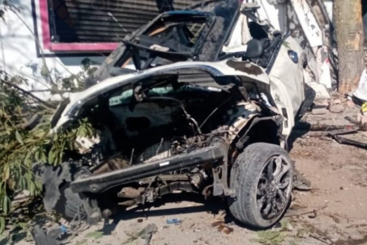 Por la velocidad que llevaban, el auto terminó completamente destrozado debido al impacto contra el árbol; el motor salió disparado al igual que uno de los tripulantes