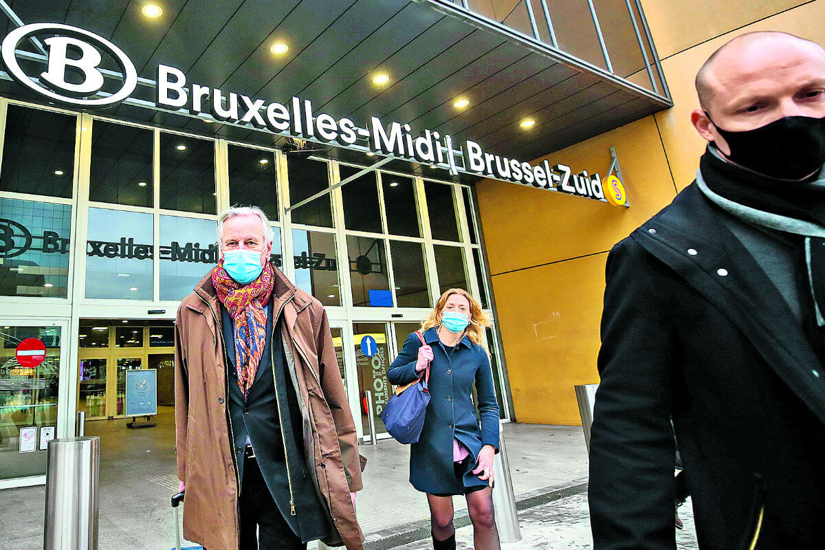 l principal negociador británico del Brexit, David Frost, llega a la estación de tren de Bruselas; luego, el negociador en jefe de la Unión Europea para el Brexit, Michel Barnier