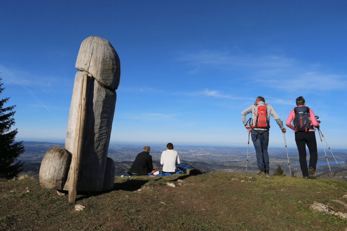 escultura en forma de "miembro masculino"