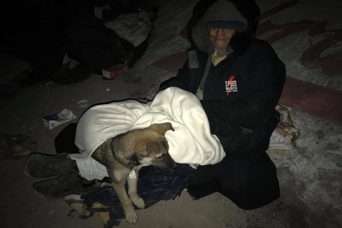 En la madrugada del día de hoy, un señor de edad avanzada que vive en las calles de Cuautitlán Izcalli, fue sorprendido por las llamas que un sujeto provocó para dañarlo, lo que terminó en la incineración de sus pertenencias mientras dormía con sus perritos