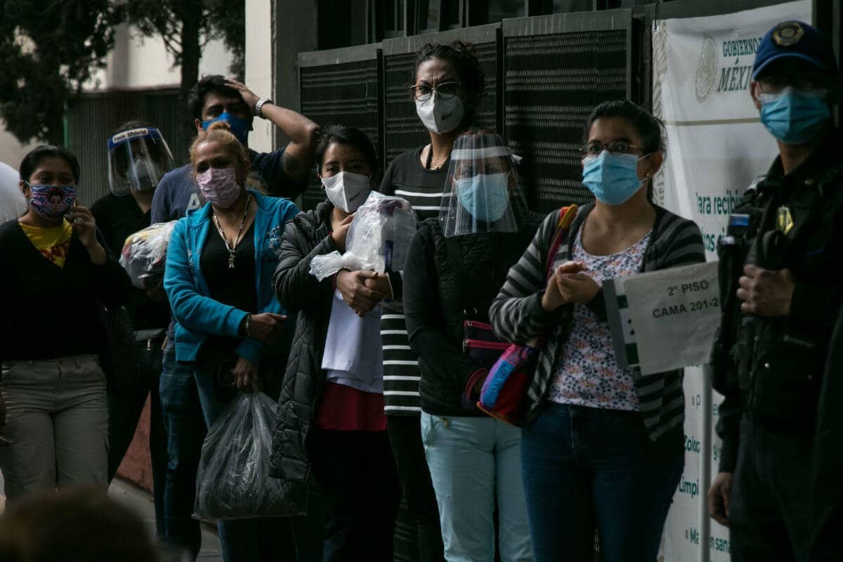 Hospitales como La Raza lucen con decenas de personas afuera de las instalaciones, quienes aguardan a un paciente o para entrar a revisión