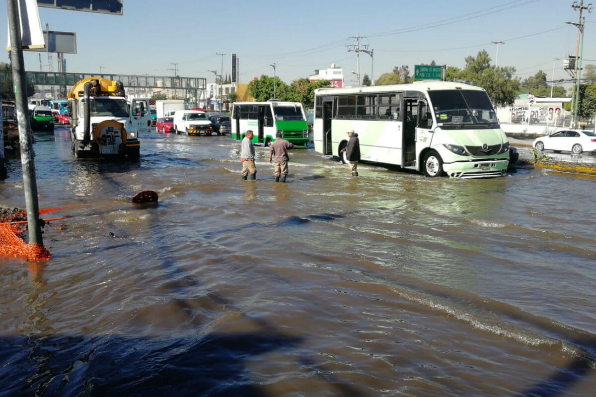 "#BrigadasSACMEX trabajan en la eliminación de fuga sobre Ermita Iztapalapa en la Colonia Santiago Acahualtepec en @Alc_Iztapalapa"