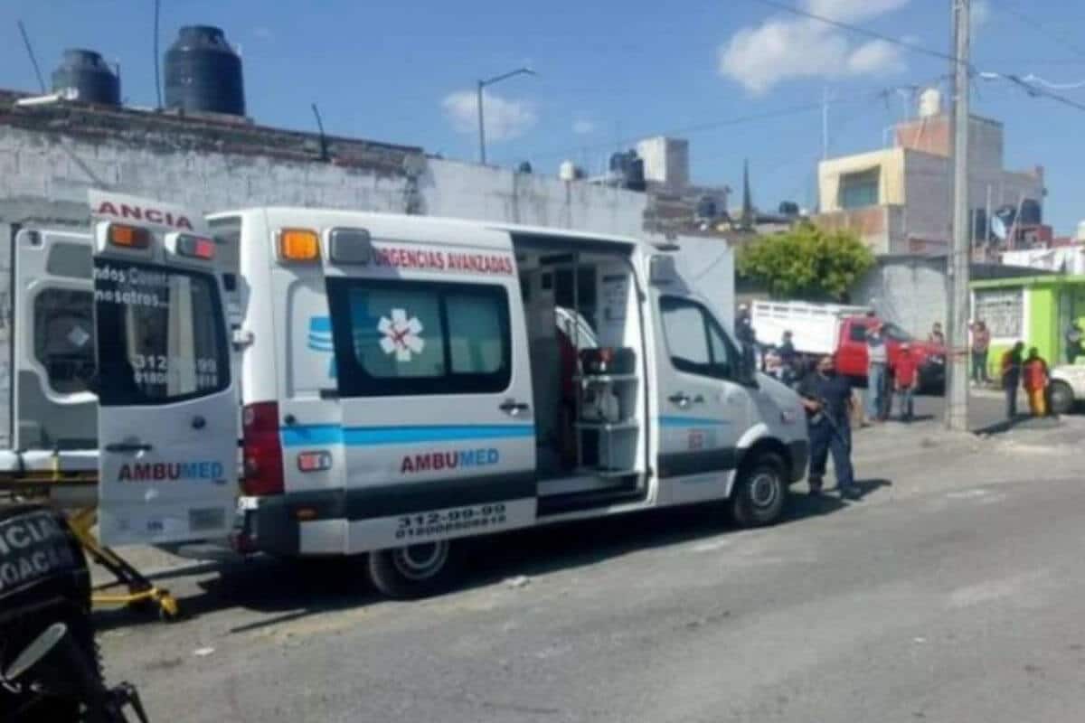 Cuerpos de emergencia y paramédicos llegaron al lugar quienes auxiliaron a los afectados, pero uno de ellos ya no tenía signos vitales