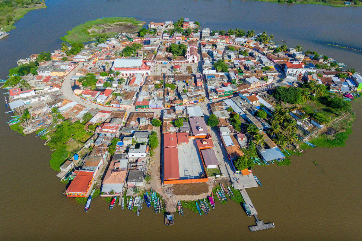 Uno de los 11 nuevos pueblos mágicos ubicado en Nayarit. Su nombre viene del náhuatl mexcalli, "mezcal", y titlán, "riqueza, abundancia"