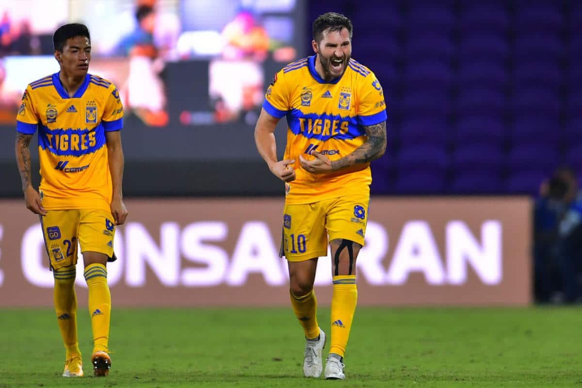 El primer tiro a gol fue obra de Diego Rossi que hizo una serie de paredes con Vela, y se quedó pleno en los linderos del área