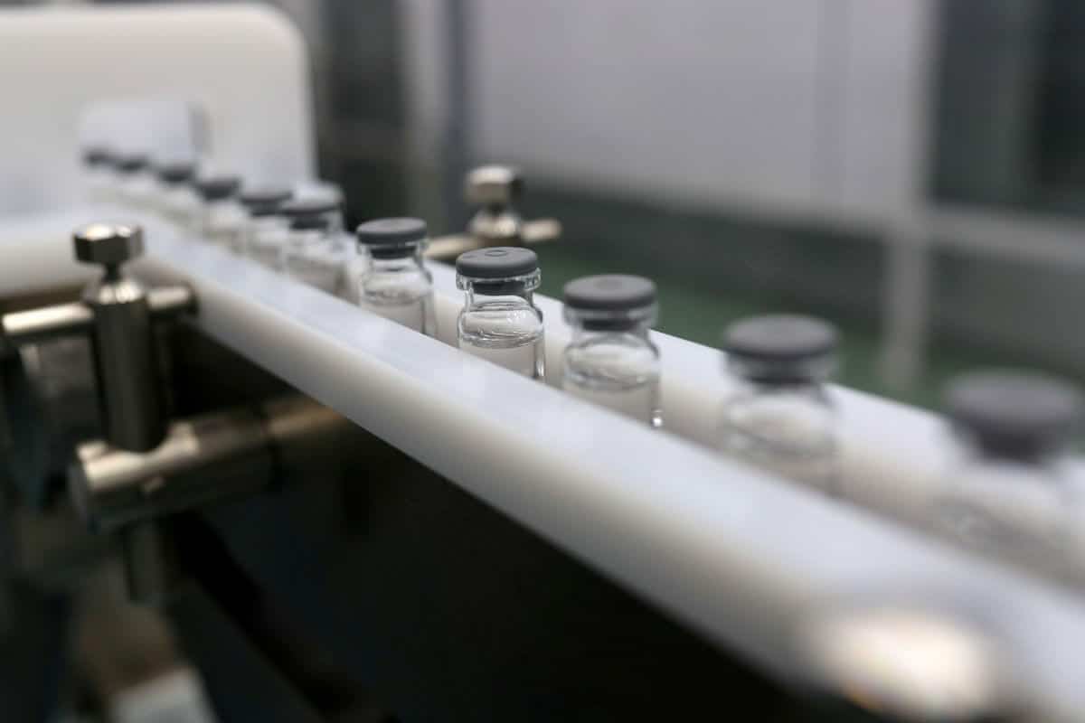 La aprobación regulatoria de las vacunas ha generado esperanzas de que el mundo pueda vencer a la pandemia en 2021