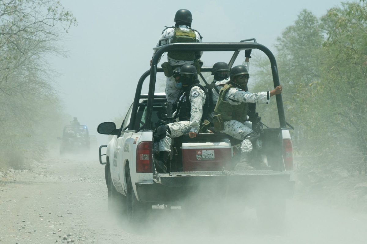 Imágenes que supuestamente fueron captadas desde la cámara en el casco de un elemento de la Guardia Nacional, muestran una intensa balacera entre los uniformados y un grupo criminal fuertemente armado en Tierra Caliente, Michoacán