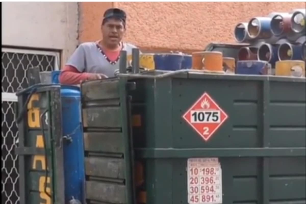 El repartidor fue captado en calles de la Ciudad de México, por lo que cuando las personas observaron esta inusual forma de vender gas, no dudaron en capturar el momento