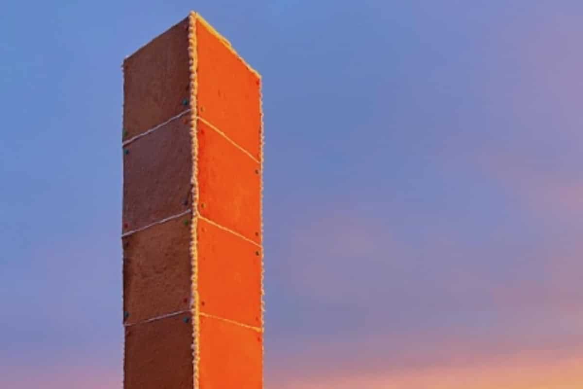 El hallazgo del monolito ocurrió la mañana de Navidad y de inmediato cientos de personas se han dado cita en el estado californiano para tomarse fotos junto a la escultura que a primera vista se ve exquisita