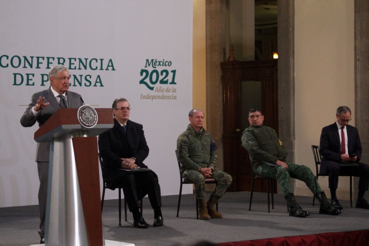 Para la gira del fin de semana, el Presidente tomó dos vuelos comerciales, donde sí portó cubrebocas. Al haber dado positivo hoy a Covid, el mandatario por mucho tuvo que haberse contagiado el día miércoles