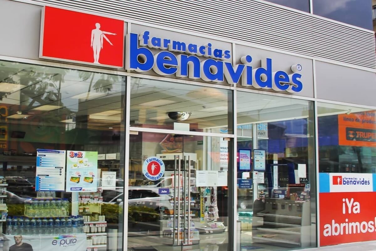 Explicó que hay empresas como Farmacias Guadalajara, del Ahorro, Benavides y Farma Todo, que servirían como puntos para aplicar las vacunas