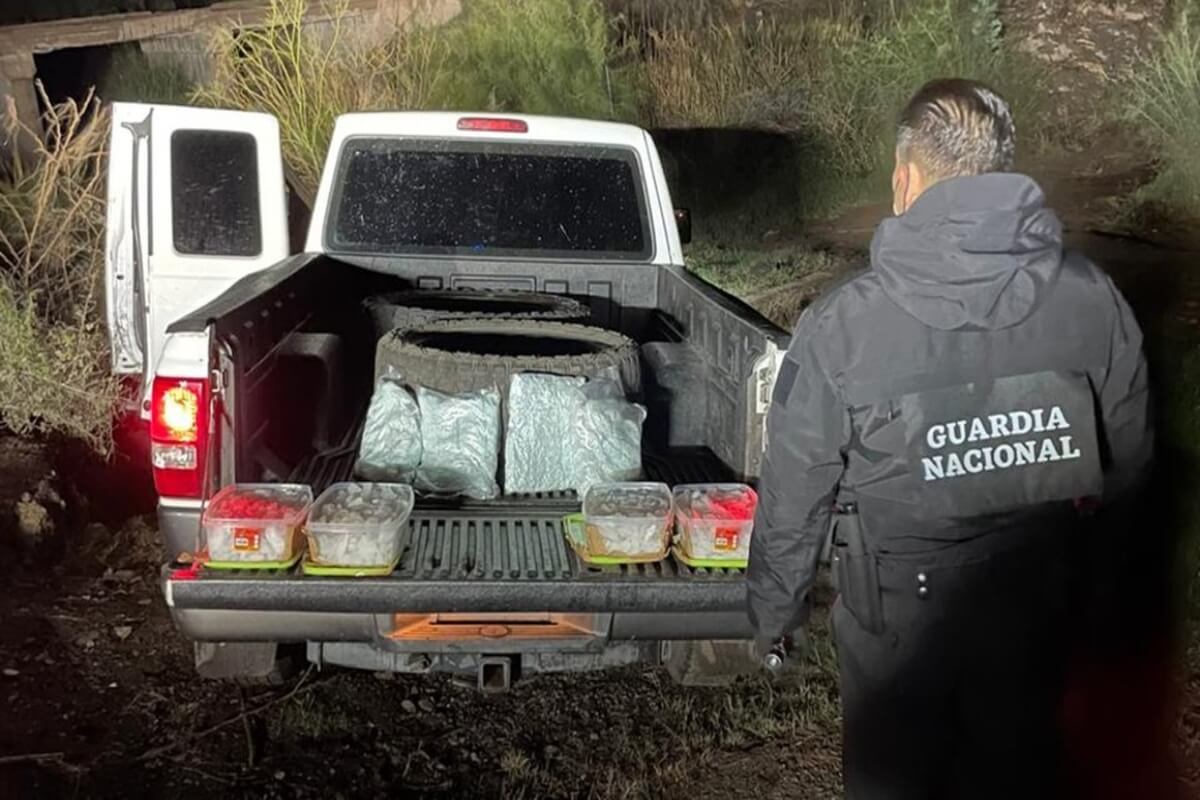 Debajo de los asientos localizaron cuatro recipientes con una sustancia similar a la droga conocida como cristal