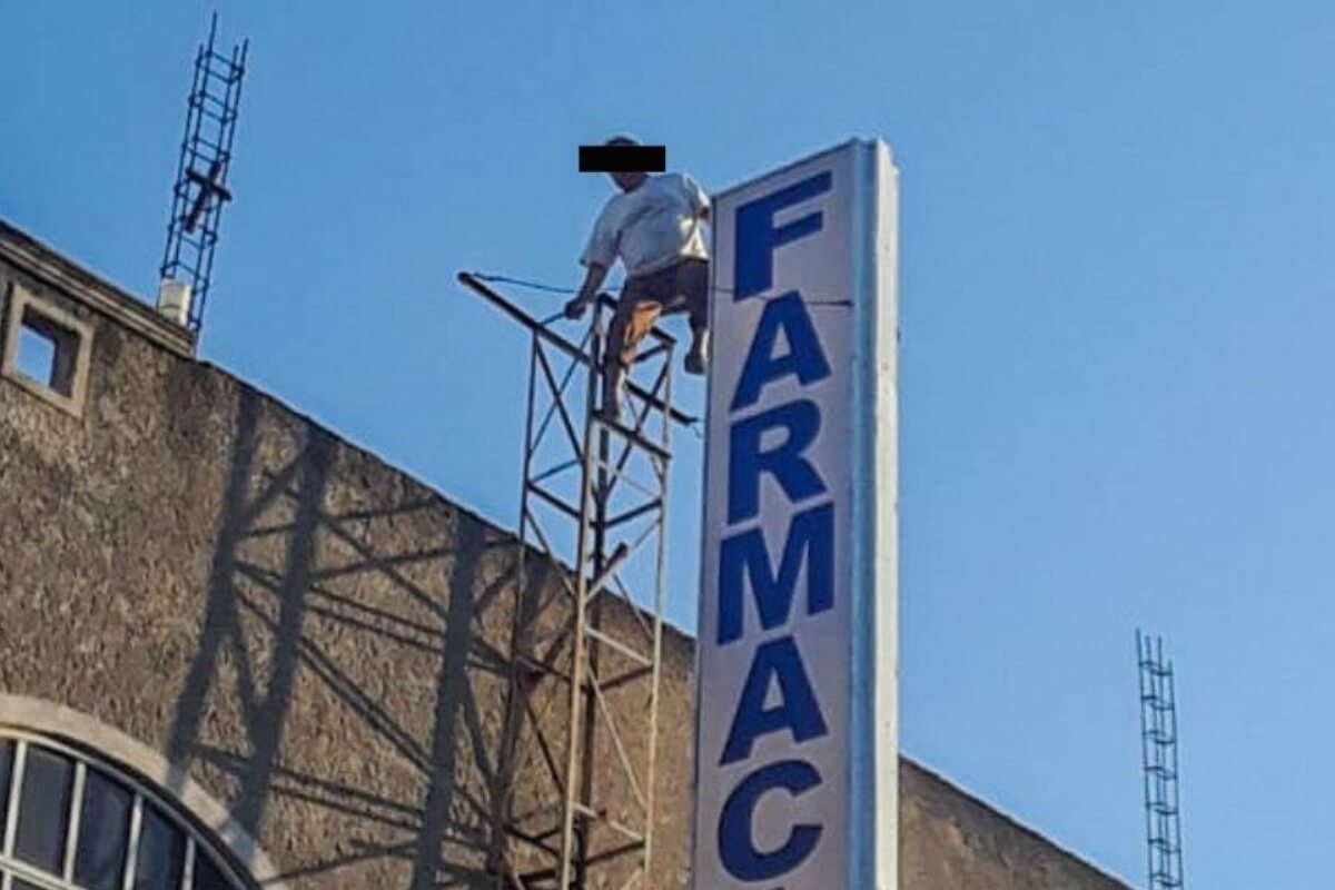 Una vez que el hombre fue puesto a salvo, personal médico valoró su estado de salud y procedió a entregárselo a su familia