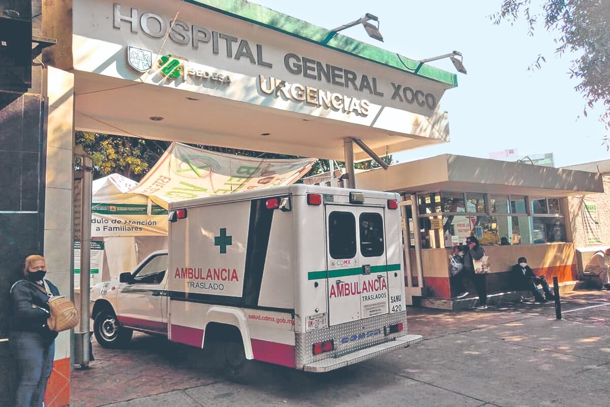 Personas deambulan por la zona con lágrimas en los ojos y semblantes de angustia, mientras siguen llegando pacientes