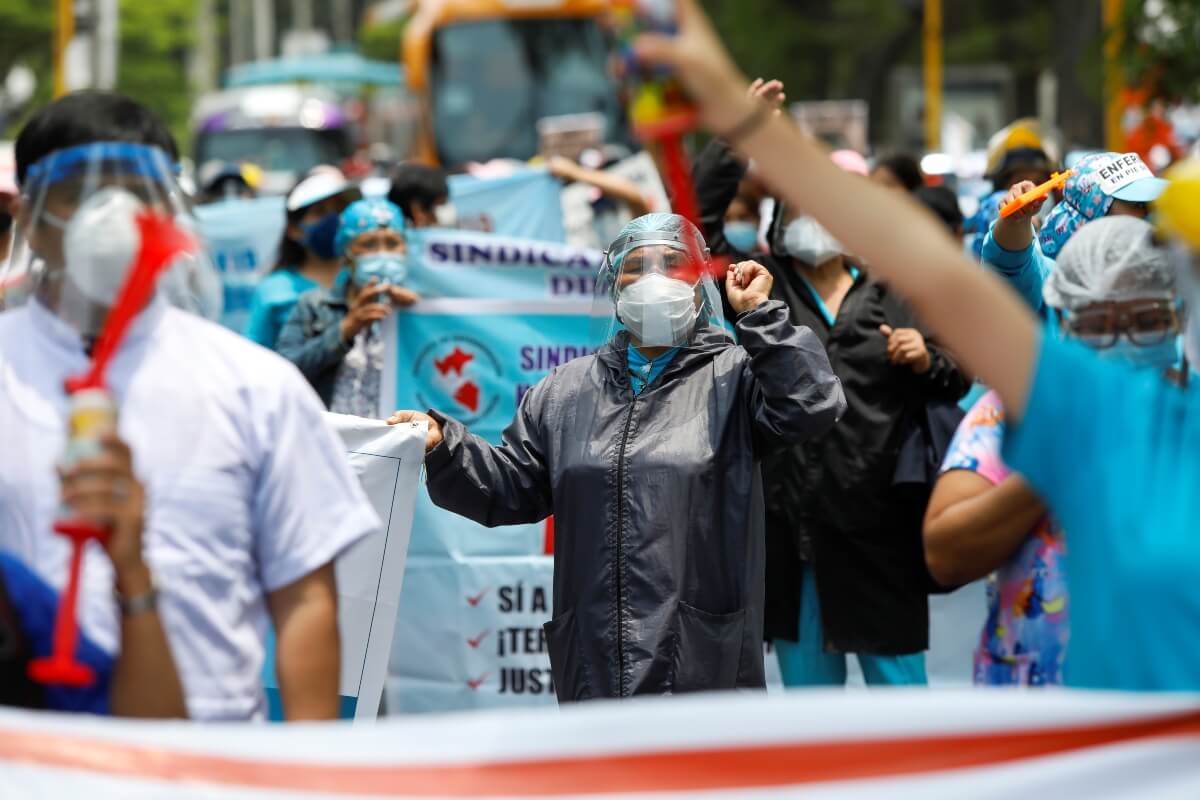 "Ni un paso atrás, ni un paso atrás", gritaban los médicos en huelga sentados con mascarillas en sillas