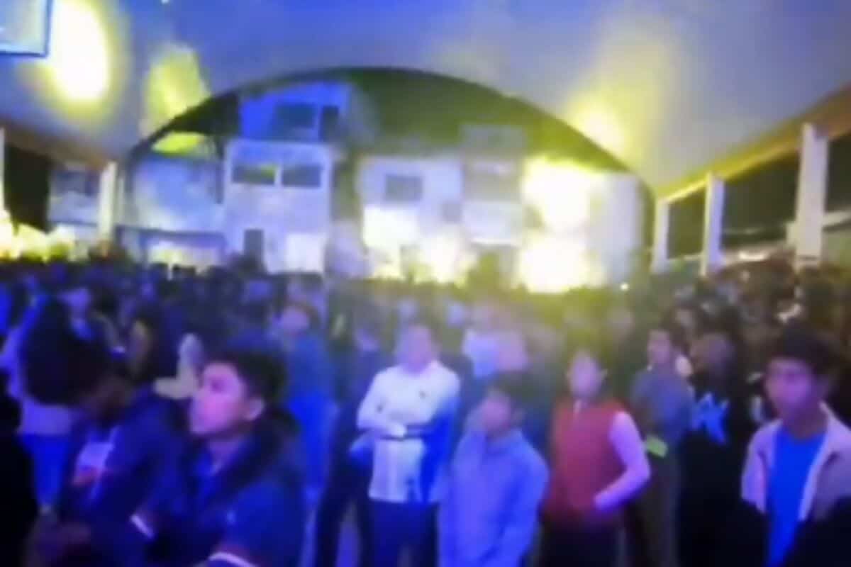 A través de redes sociales, usuarios compartieron varios clips e imágenes del evento en el que se ve a cientos de invitados